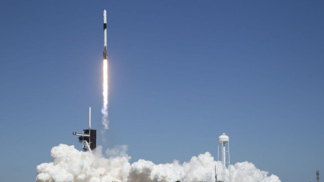 SpaceX, 165 milyon dolar karşılığında uzaya 3 ziyaretçi gönderdi